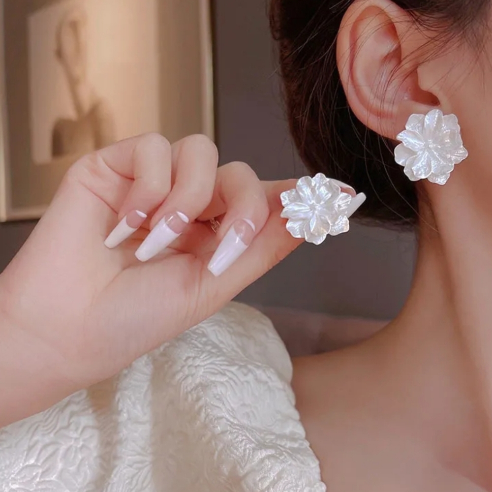 White Flowers Earrings 🦋
